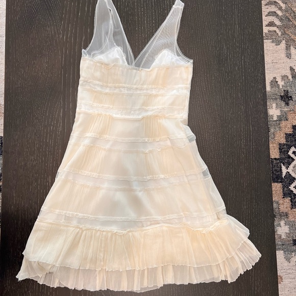Stunning Ivory BCBG Max Azria Ivory tiered dress Sz 4 - Picture 2 of 9